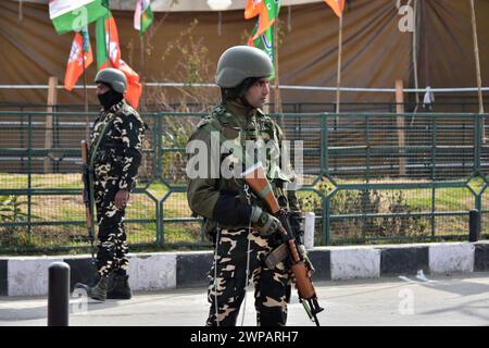 Srinagar, Inde. 06 mars 2024. Les troupes paramilitaires restent vigilantes près du lieu où le premier ministre indien Narendra Modi doit s'adresser à un rassemblement public. La sécurité a été renforcée au Cachemire avant le rassemblement du premier ministre Narendra Modi à Srinagar le 7 mars. Il s'agirait de la première visite du premier ministre au Cachemire depuis l'abrogation de l'article 370 en août 2019. Crédit : SOPA images Limited/Alamy Live News Banque D'Images