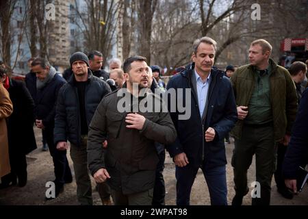 Odessa, Ukraine. 06 mars 2024. Le président ukrainien Volodymyr Zelenskyy, à gauche, et le premier ministre grec Kyriakos Mitsotakis visitent un bâtiment résidentiel détruit où un drone russe a tué 12 civils, le 6 mars 2024 à Odessa, en Ukraine. Plus tard dans la journée, un autre drone a frappé à seulement 500 pieds du cortège présidentiel transportant les deux dirigeants. Crédit : Présidence ukrainienne/Bureau de presse présidentiel ukrainien/Alamy Live News Banque D'Images