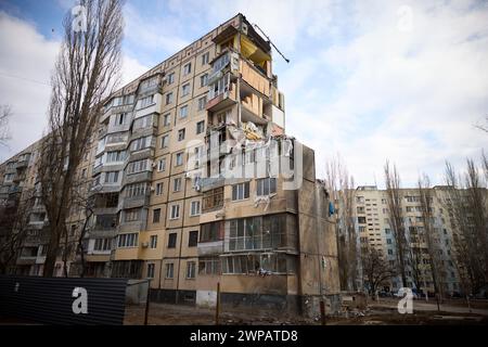 Odessa, Ukraine. 06 mars 2024. Le complexe résidentiel de grande hauteur au 134 avenue Dobrovolskoho détruit par un drone russe tuant 12 civils, dont cinq enfants dans leur maison, le 6 mars 2024 à Odessa, Ukraine. Crédit : Présidence ukrainienne/Bureau de presse présidentiel ukrainien/Alamy Live News Banque D'Images