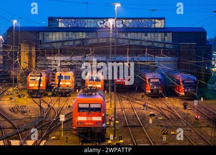 06 mars 2024, Hesse, Francfort-sur-le-main : les locomotives de fret se trouvent à la gare principale de Francfort-sur-le-main. Dès les premières heures de la matinée, le syndicat des conducteurs de train GDL a de nouveau appelé ses membres à se mettre en grève, initialement pour 35 heures. Photo : Boris Roessler/dpa Banque D'Images