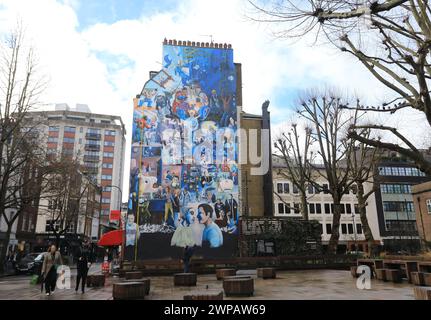 Fitzrovia mural, commandé par le Conseil de Camden pour la communauté locale, peint par les travailleurs de l'art Co-Op Simon Barber & Mike Jones, dans le centre de Londres, Royaume-Uni Banque D'Images