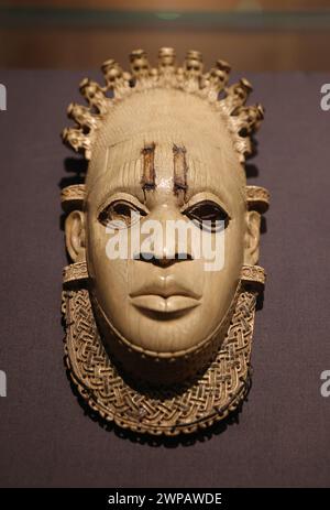 Masque de pénant Queen Mother, en ivoire, cuivre et fer, l'un des 5 masques similaires pillés du palais de Benin City lors de l'expédition militaire britannique. Banque D'Images