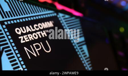 Viersen, Allemagne - 1er mars. 2024 : gros plan de l'écran du smartphone avec le lettrage du logo du processeur neuronal Qualcomm Zeroth NPU sur le clavier de l'ordinateur Banque D'Images