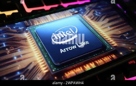 Viersen, Allemagne - 1er mars. 2024 : gros plan de l'écran du smartphone avec le lettrage du logo Intel Arrow Lake CPU sur le clavier de l'ordinateur Banque D'Images