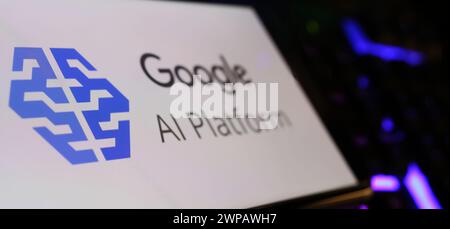Viersen, Allemagne - 1er mars. 2024 : gros plan de l'écran de smartphone avec lettrage de logo de la plate-forme cloud google ai sur le clavier de l'ordinateur Banque D'Images
