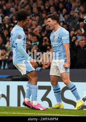 Julian Alvarez de Manchester City (à droite) célèbre avec Oscar Bobb après avoir marqué le deuxième but de son équipe lors de la manche 16 de l'UEFA Champions League, match de deuxième manche à l'Etihad Stadium de Manchester. Date de la photo : mercredi 6 mars 2024. Banque D'Images