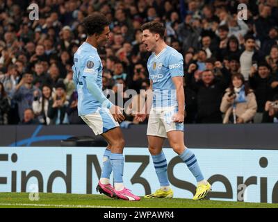 Julian Alvarez de Manchester City (à droite) célèbre avec Oscar Bobb après avoir marqué le deuxième but de son équipe lors de la manche 16 de l'UEFA Champions League, match de deuxième manche à l'Etihad Stadium de Manchester. Date de la photo : mercredi 6 mars 2024. Banque D'Images