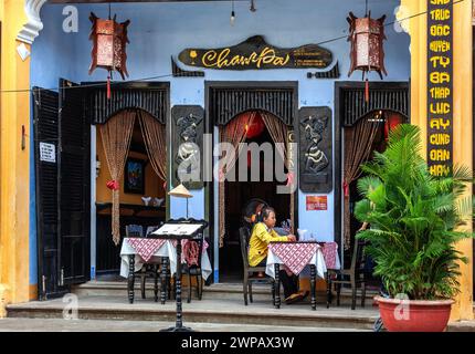 Hoi an, Vietnam ; l'un des nombreux bâtiments conservés et transformés en magasin ou restaurant. Banque D'Images