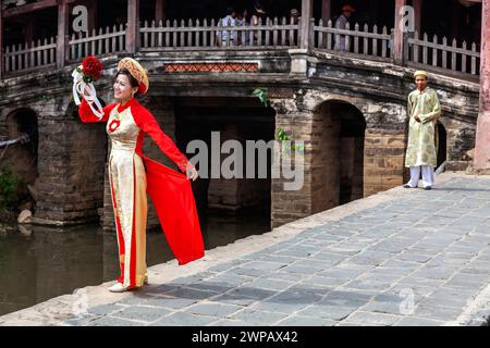 Hoi an, Vietnam. Scènes de rue de la vieille ville. Jeune couple ayant leurs photos de mariage prises devant le pont couvert japonais. Banque D'Images