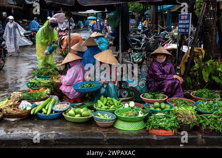 Hoi an, Vietnam - marché aux légumes un jour de pluie Banque D'Images