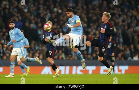 Ruben Dias de Manchester City (au centre) et Orri Oskarsson de Copenhague en action lors de la manche 16 de l'UEFA Champions League, match de deuxième manche à l'Etihad Stadium de Manchester. Date de la photo : mercredi 6 mars 2024. Banque D'Images