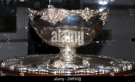 Turin, Italie. 6 mars 2024. Le Trophée de Coupe Davis est exposé à Turin (Italie) après que l'Italie l'ait remporté en édition 2023 Banque D'Images