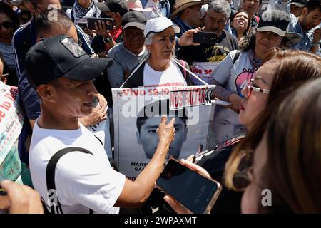 Mexiko Stadt, Mexique. 06 mars 2024. Les proches des 43 étudiants enlevés il y a dix ans se rassemblent dans le district gouvernemental et exigent une rencontre avec le président mexicain Lopez Obrador. Lors d'une manifestation contre la lenteur de l'enquête, des manifestants masqués ont fait irruption dans le siège du gouvernement ce matin-là. Crédit : Gerardo Vieyra/dpa/Alamy Live News Banque D'Images