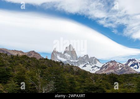 Mont Fitz Roy aussi connu sous le nom de Cerro Chalten, Cerro Fitz Roy, ou Monte Fitz Roy gros plan sur une journée ensoleillée avec un ciel bleu. Banque D'Images