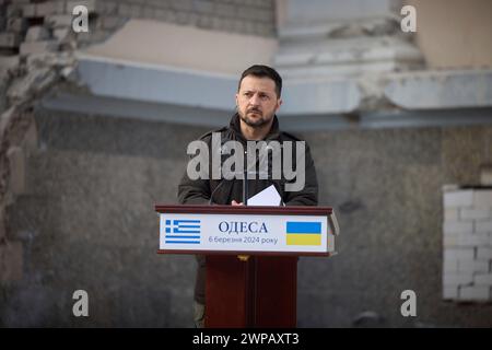 Odessa, Ukraine. 06 mars 2024. Le président ukrainien Volodymyr Zelenskyy, à droite, écoute une question lors d’une conférence de presse conjointe avec le premier ministre grec Kyriakos Mitsotakis, devant les ruines de la cathédrale de la Transfiguration, le 6 mars 2024 à Odessa, en Ukraine. Plus tard dans la journée, un drone russe a frappé à seulement 500 pieds du cortège présidentiel transportant les deux dirigeants. Crédit : Présidence ukrainienne/Bureau de presse présidentiel ukrainien/Alamy Live News Banque D'Images