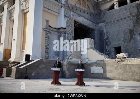 Odessa, Ukraine. 06 mars 2024. Le président ukrainien Volodymyr Zelenskyy, à droite, répond à une question lors d’une conférence de presse conjointe avec le premier ministre grec Kyriakos Mitsotakis, à gauche, devant les ruines de la cathédrale de la Transfiguration, le 6 mars 2024 à Odessa, en Ukraine. Plus tard dans la journée, un drone russe a frappé à seulement 500 pieds du cortège présidentiel transportant les deux dirigeants. Crédit : Présidence ukrainienne/Bureau de presse présidentiel ukrainien/Alamy Live News Banque D'Images