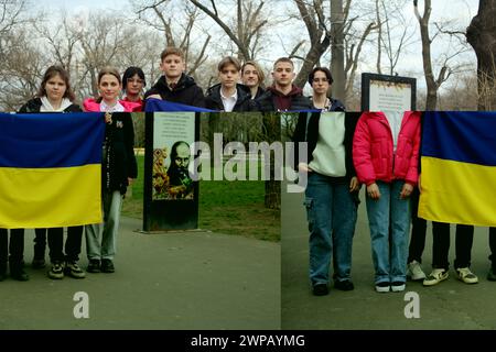 6 mars 2024, Odessa, Ukraine : de jeunes patriotes tiennent le drapeau de l'Ukraine sur fond d'une affiche d'information avec l'image de Taras Shevchenkoin dans le Parc central de la culture et des loisirs nommé d'après Taras Grigorievich Chevchenko. De jeunes patriotes organisent un événement dédié à l’anniversaire du célèbre poète ukrainien. Taras Hryhorovych Chevtchenko (9 mars 1814 '''' 10 mars 1861) était un poète, écrivain, artiste, personnalité politique, folkloriste et ethnographe ukrainien. Il est membre de l'Académie impériale des Arts et membre de la Fraternité des Saints Cyrille et méthode. (Crédit Banque D'Images