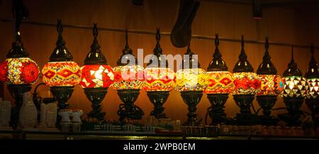 Lampes et lanternes en mosaïque marocaine ou turque dans un magasin à Grenade, Andalousie, Espagne Banque D'Images