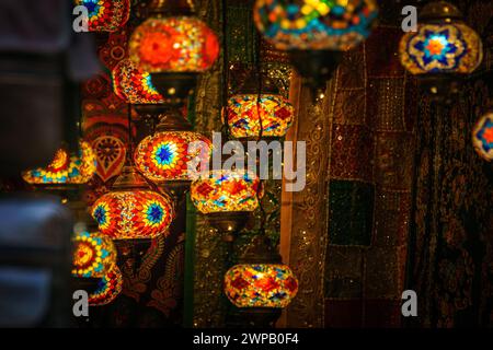 Lampes et lanternes en mosaïque marocaine ou turque dans un magasin à Grenade, Andalousie, Espagne Banque D'Images