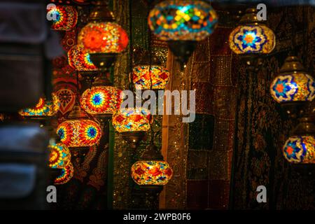 Lampes et lanternes en mosaïque marocaine ou turque dans un magasin à Grenade, Andalousie, Espagne Banque D'Images