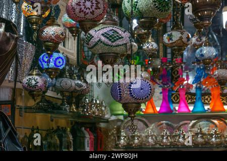 Lampes et lanternes en mosaïque marocaine ou turque dans un magasin à Grenade, Andalousie, Espagne Banque D'Images