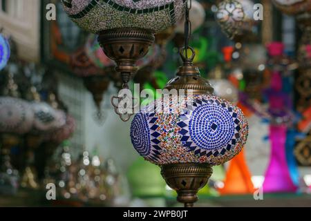 Lampes et lanternes en mosaïque marocaine ou turque dans un magasin à Grenade, Andalousie, Espagne Banque D'Images