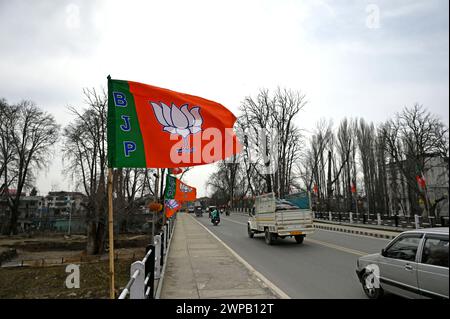 Srinagar, Inde. 06 mars 2024. SRINAGAR, INDE - 6 MARS : drapeaux du parti Bharatiya Janata Party (BJP) affichés avant la visite du premier ministre Narendra Modi à Srinagar, le 6 mars 2024. (Photo de Waseem Andrabi/Hindustan Times/Sipa USA) crédit : Sipa USA/Alamy Live News Banque D'Images