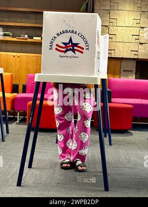 Santa Barbara, Californie, États-Unis. 5 mars 2024. Hello Kitty jammies sur un étudiant sur le point de voter dans un centre de vote du comté de Santa Barbara le jour de l'élection primaire dans un dortoir d'université sur le campus de l'Université de Californie-South Barbara (UCSB). (Crédit image : © Amy Katz/ZUMA Press Wire) USAGE ÉDITORIAL SEULEMENT! Non destiné à UN USAGE commercial ! Banque D'Images