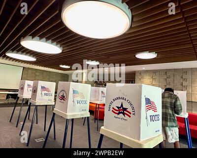 Santa Barbara, Californie, États-Unis. 5 mars 2024. Des cabines de vote alignées sous un grand éclairage circulaire dans un centre de vote du comté de Santa Barbara le jour des élections primaires aux États-Unis, le 5 mars 2024. Le bureau de vote est situé dans un dortoir universitaire sur le campus de l'Université de Californie-South Barbara (UCSB). (Crédit image : © Amy Katz/ZUMA Press Wire) USAGE ÉDITORIAL SEULEMENT! Non destiné à UN USAGE commercial ! Banque D'Images