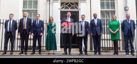 Londres, Royaume-Uni. 06 mars 2024. NOTE : RETRANSMIS EN AJOUTANT LES NOMS Chancelier de l'Échiquier Jeremy Hunt (au centre) pose avec sa boîte ministérielle et les membres de son personnel du Trésor, (de gauche à droite) whip adjoint du gouvernement, Rob Largan, secrétaire privé parlementaire Jerome Mayhew, secrétaire de l'Échiquier au Trésor Gareth Davies, secrétaire en chef du Trésor Laura Trott, (chancelier de l'Échiquier Jeremy Hunt), secrétaire financier au Trésor Nigel Huddleston, secrétaire économique au Trésor BIM Afolami, secrétaire parlementaire baronne Charlotte Vere de Norbiton et Parli Banque D'Images