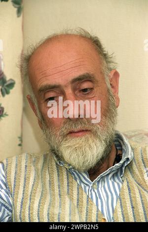 Der Maler Friedensreich Hundertwasser Friedrich Stowasser malt in seinem Zimmer im Hotel Fontenay in Hamburg, 1.4.1992 *** le peintre Friedensreich Hundertwasser Friedrich Stowasser peint dans sa chambre à l'hôtel Fontenay in Hamburg, 1 4 1992 Banque D'Images