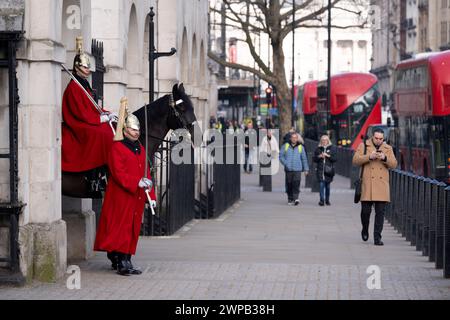 Défilé cérémoniel d'une sentinelle de la Garde à cheval montée sur Whitehall, le 6 mars 2024, à Londres, Angleterre. Deux sentinelles montées gardent l'entrée des Horse Guards sur Whitehall de 10:00 à 16:00. La Garde de sauvetage du roi est dirigée par des soldats du Household Cavalry Mounted Regiment à Horse Guards. Horse Guards est nommé d'après les troupes qui ont monté la Garde de sauvetage du roi ici depuis la restauration du roi Charles II en 1660. Banque D'Images