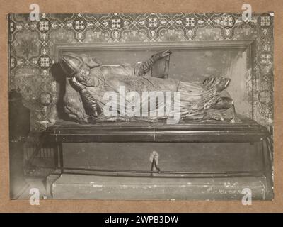 Photographie de la pierre tombale de l'archevêque Jan Zamoyski (1614) à l'intérieur de la cathédrale latine de l'Assomption de la Bienheureuse Vierge Marie à Lviv, capturée par Józef Kościesza-Jaworski entre 1912 et 1922. Banque D'Images