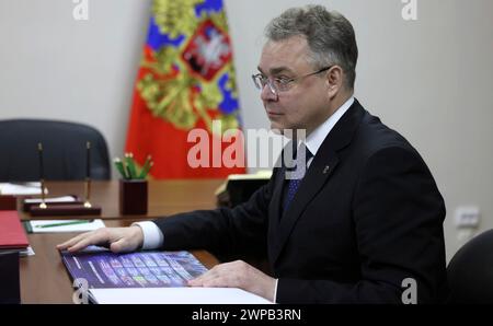 Solnechnodolsk, Russie. 05 mars 2024. Le gouverneur du territoire de Stavropol Vladimir Vladimirov lors d'une rencontre en face à face avec le président russe Vladimir Poutine, le 5 mars 2024 à Solnechnodolsk, territoire de Stavropol, Russie. Crédit : Mikhail Metzel/Kremlin Pool/Alamy Live News Banque D'Images