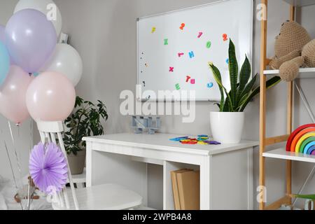 Lieu de travail avec ballons d'anniversaire et décor à la maison dans la chambre de l'enfant Banque D'Images