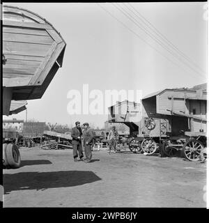 Photographie montrant le parc de machines du Service d'incendie de l'État à Karsk Pyrzycki en 1954, y compris le premier tracteur Ursus d'après-guerre et d'autres véhicules. Banque D'Images