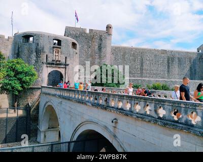 Pile Gate Dubrovnik Croatie 14 août 2022 les hommes et les femmes marchent le long du pont de pierre à la porte de la vieille ville. Foule de touristes. Occupé Banque D'Images