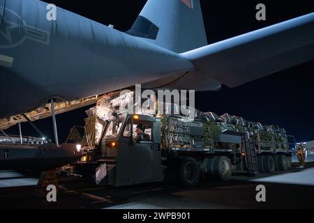 Azraq, Jordanie. 05 mars 2024. Des soldats de l'armée américaine chargent des palettes d'aide humanitaire dans la soute d'un avion C-130J Super Hercules de l'US Air Force à la base aérienne Muwaffaq Salti, le 5 mars 2024 à Azraq, gouvernorat de Zarqa, Jordanie. L’aide alimentaire sera larguée par voie aérienne aux réfugiés palestiniens pris au piège de la guerre israélienne contre le Hamas. Crédit : SRA Lauren Jacoby/US Airforce photo/Alamy Live News Banque D'Images
