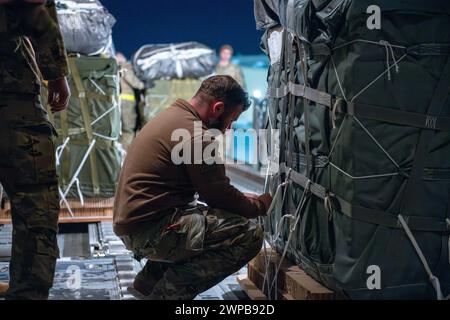 Azraq, Jordanie. 05 mars 2024. Un soldat de l'armée américaine sécurise des sangles sur des palettes d'aide humanitaire dans la soute d'un avion C-130J Super Hercules de l'US Air Force à la base aérienne Muwaffaq Salti, le 5 mars 2024 à Azraq, gouvernorat de Zarqa, Jordanie. L’aide alimentaire sera larguée par voie aérienne aux réfugiés palestiniens pris au piège de la guerre israélienne contre le Hamas. Crédit : SRA Lauren Jacoby/US Airforce photo/Alamy Live News Banque D'Images