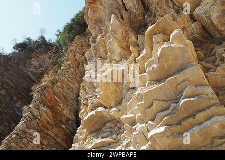 Flysch est une série de roches sédimentaires marines qui sont principalement d'origine clastique et se caractérisent par l'alternance de lithologiques Banque D'Images