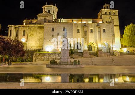 Vue de nuit de la cathédrale de l'Assomption de notre-Dame à Santander, Espagne, principalement gothique dans la structure, bien qu'il ait été plus tard agrandi et Ren Banque D'Images