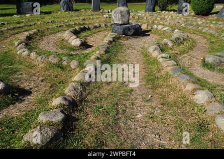Labyrinthe de pierre près du rocher Devil's Stul sur le lac Onega. Zaozerye, Petrozavodsk, Carélie, Russie. Un lieu magique pour les rituels de l'ancien Banque D'Images