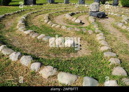 Labyrinthe de pierre près du rocher Devil's Stul sur le lac Onega. Zaozerye, Petrozavodsk, Carélie, Russie. Un lieu magique pour les rituels de l'ancien Banque D'Images