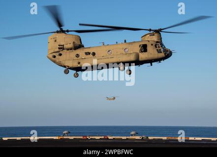 240114-N-PQ495-1534 MER DE CHINE MÉRIDIONALE (14 janvier 2024) Un hélicoptère CH-47F Chinook, affecté à l'armée des États-Unis, se prépare à atterrir sur le pont d'envol du porte-avions USS Carl Vinson de classe Nimitz (CVN 70). Vinson, navire amiral du Carrier Strike Group ONE, est déployé dans la zone d'opérations de la 7e flotte américaine à l'appui d'un Indo-Pacifique libre et ouvert. (Photo de l'US Navy par Larissa T. Dougherty, spécialiste des communications de masse, 2e classe) Banque D'Images