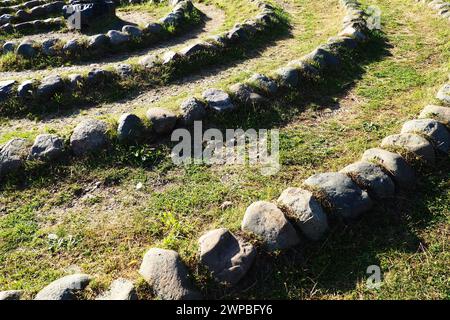 Labyrinthe de pierre près du rocher Devil's Stul sur le lac Onega. Zaozerye, Petrozavodsk, Carélie, Russie. Un lieu magique pour les rituels de l'ancien Banque D'Images