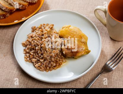 Cuisses de poulet avec sarrasin, délicieux dîner Banque D'Images