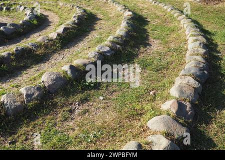 Labyrinthe de pierre près du rocher Devil's Stul sur le lac Onega. Zaozerye, Petrozavodsk, Carélie, Russie. Un lieu magique pour les rituels de l'ancien Banque D'Images