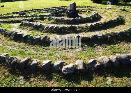 Labyrinthe de pierre près du rocher Devil's Stul sur le lac Onega. Zaozerye, Petrozavodsk, Carélie, Russie. Un lieu magique pour les rituels de l'ancien Banque D'Images