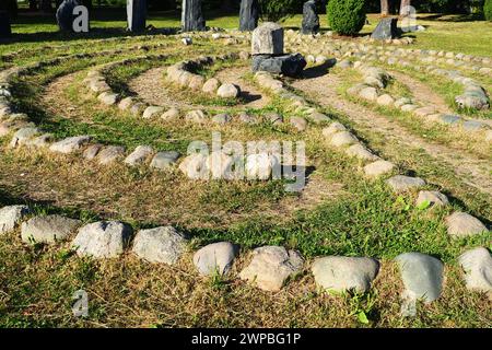 Labyrinthe de pierre près du rocher Devil's Stul sur le lac Onega. Zaozerye, Petrozavodsk, Carélie, Russie. Un lieu magique pour les rituels de l'ancien Banque D'Images