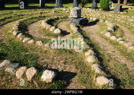 Labyrinthe de pierre près du rocher Devil's Stul sur le lac Onega. Zaozerye, Petrozavodsk, Carélie, Russie. Un lieu magique pour les rituels de l'ancien Banque D'Images